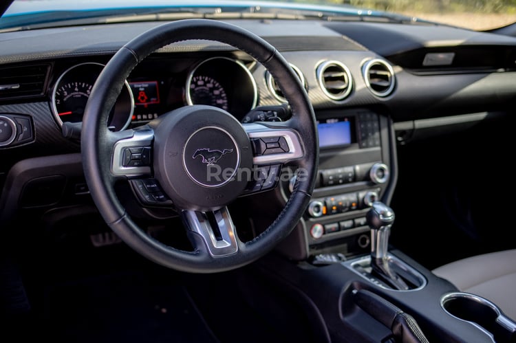 Azul Ford Mustang en alquiler en Dubai 1