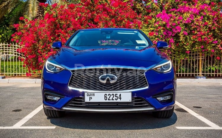 أزرق Infiniti Q30 للإيجار في دبي