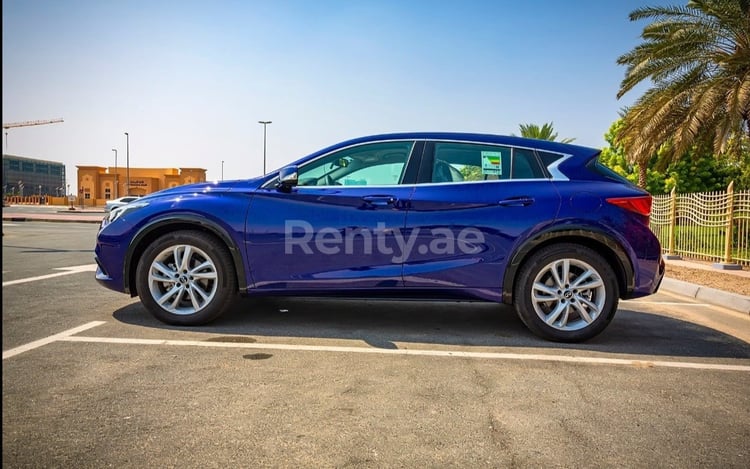 Blu Infiniti Q30 in affitto a Dubai