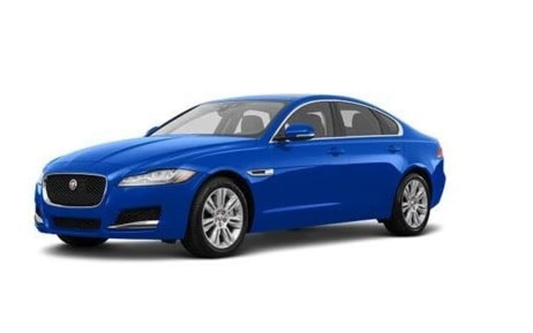 Blu Jaguar XF in affitto a Abu-Dhabi