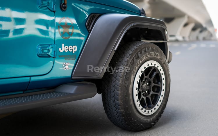 在沙迦租赁蓝色 Jeep Wrangler Limited Sport Edition convertible 2