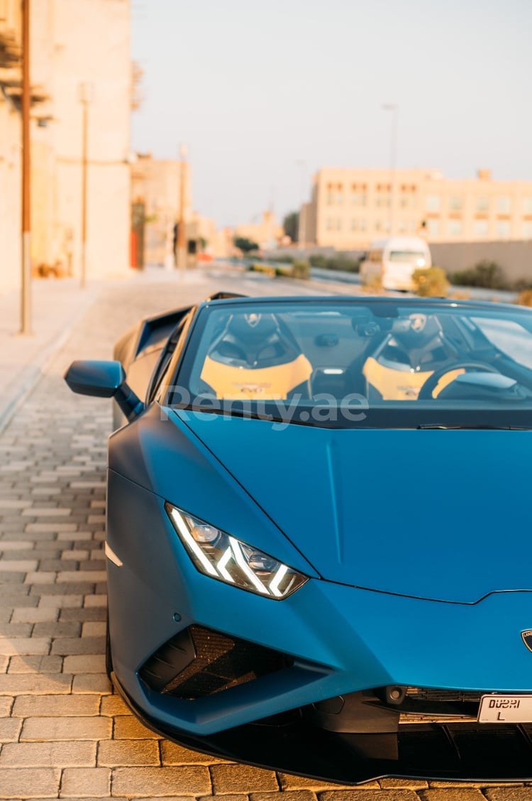 Blu Lamborghini Evo Spyder in affitto a Dubai 1