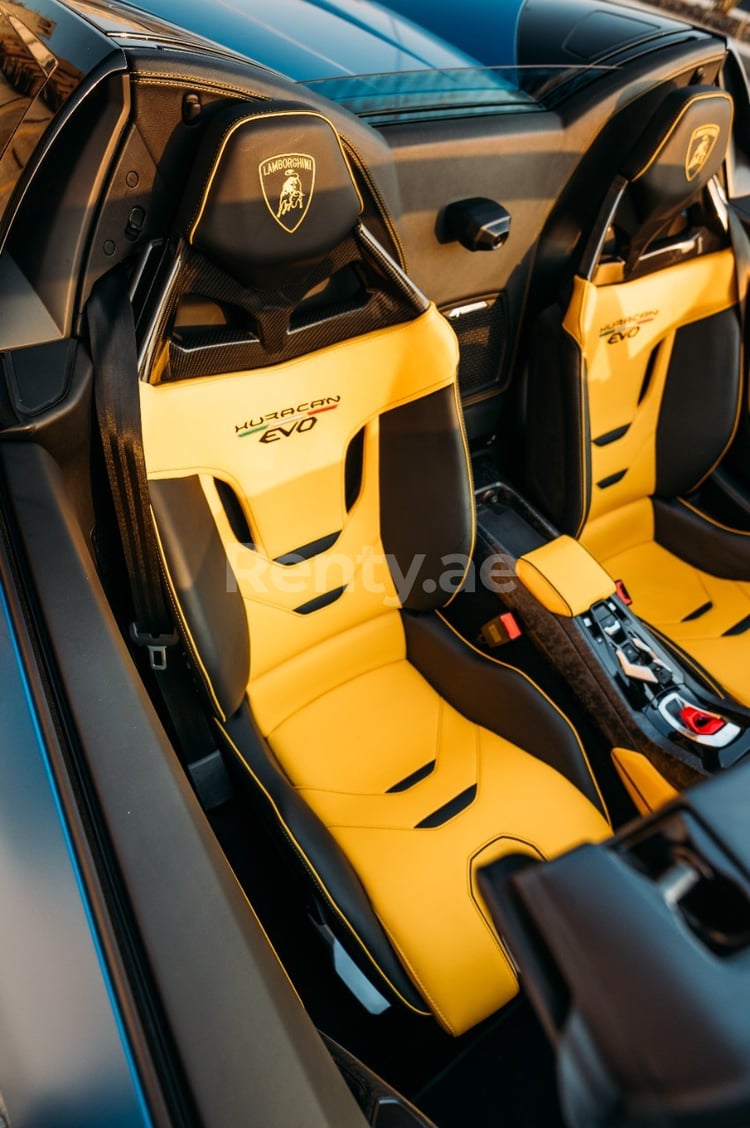 أزرق Lamborghini Evo Spyder للإيجار في دبي 2