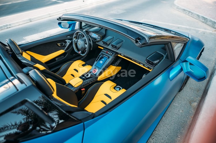 Blu Lamborghini Evo Spyder in affitto a Dubai 4