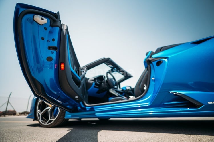 Blau Lamborghini Evo Spyder zur Miete in Dubai 2