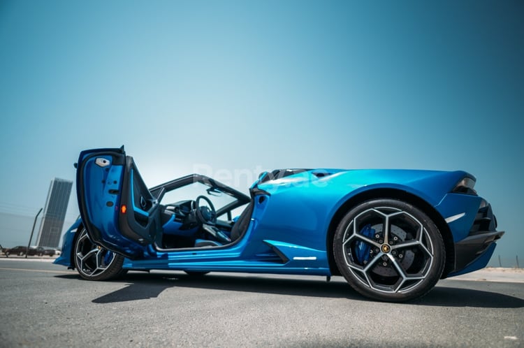 Blau Lamborghini Evo Spyder zur Miete in Abu-Dhabi 4