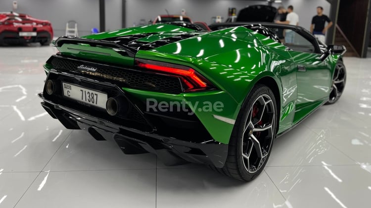 Verde Lamborghini Evo Spyder en alquiler en Dubai 2