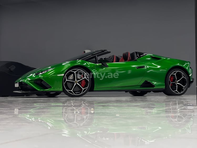 verde Lamborghini Evo Spyder in affitto a Abu-Dhabi 3