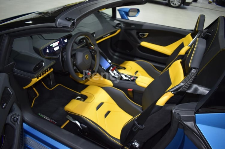 Azul Lamborghini Evo Spyder en alquiler en Sharjah 2