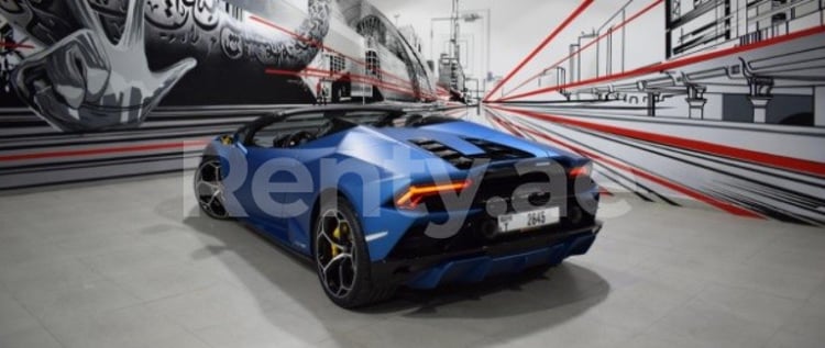 أزرق Lamborghini Evo Spyder للإيجار في دبي 3