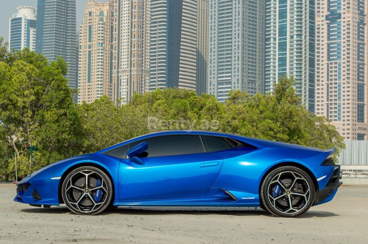 Azul Lamborghini Evo en alquiler en Abu-Dhabi 1