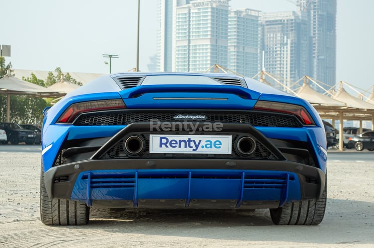 Azul Lamborghini Evo en alquiler en Dubai 3