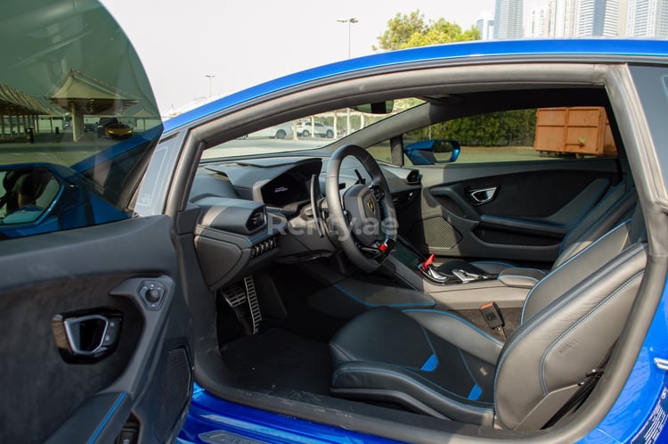 Blau Lamborghini Evo zur Miete in Sharjah 5