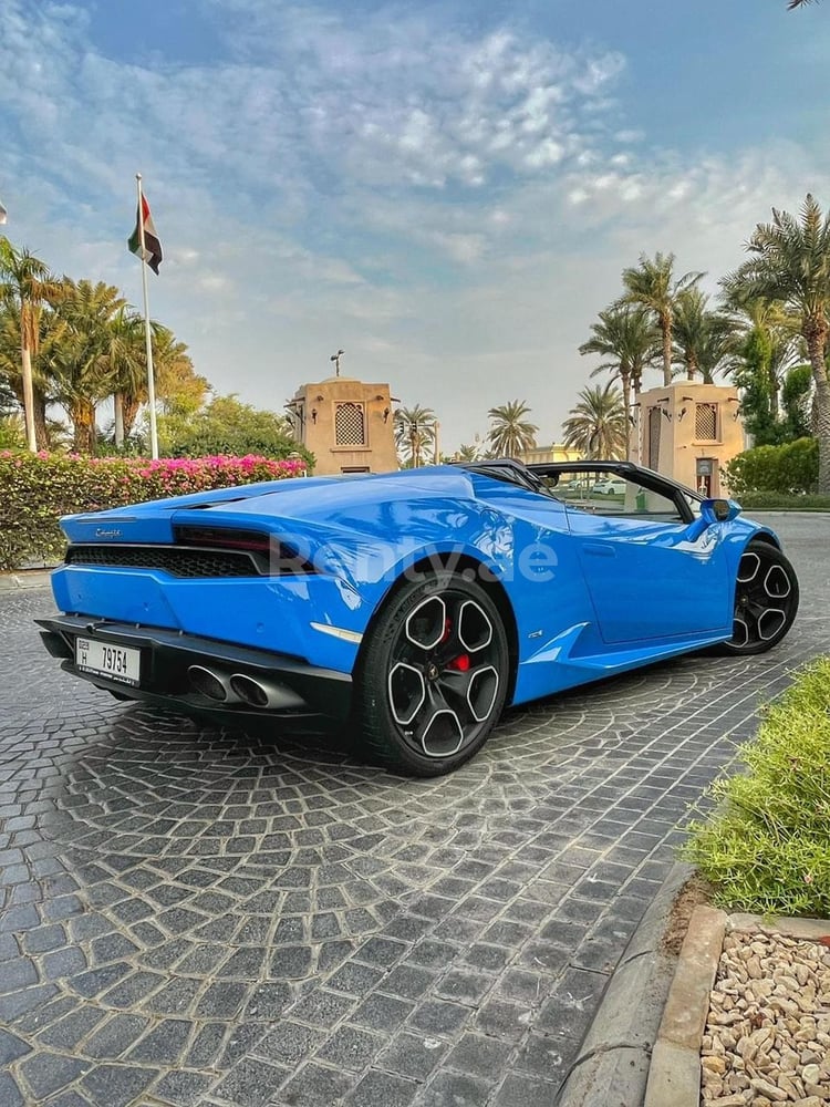 Blu Lamborghini Huracan Spyder in affitto a Dubai 0