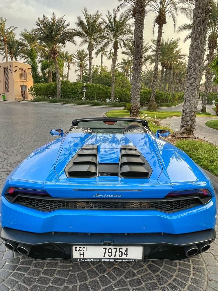 Blu Lamborghini Huracan Spyder in affitto a Dubai 1