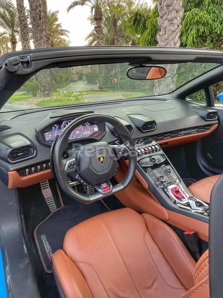 Blu Lamborghini Huracan Spyder in affitto a Dubai 2