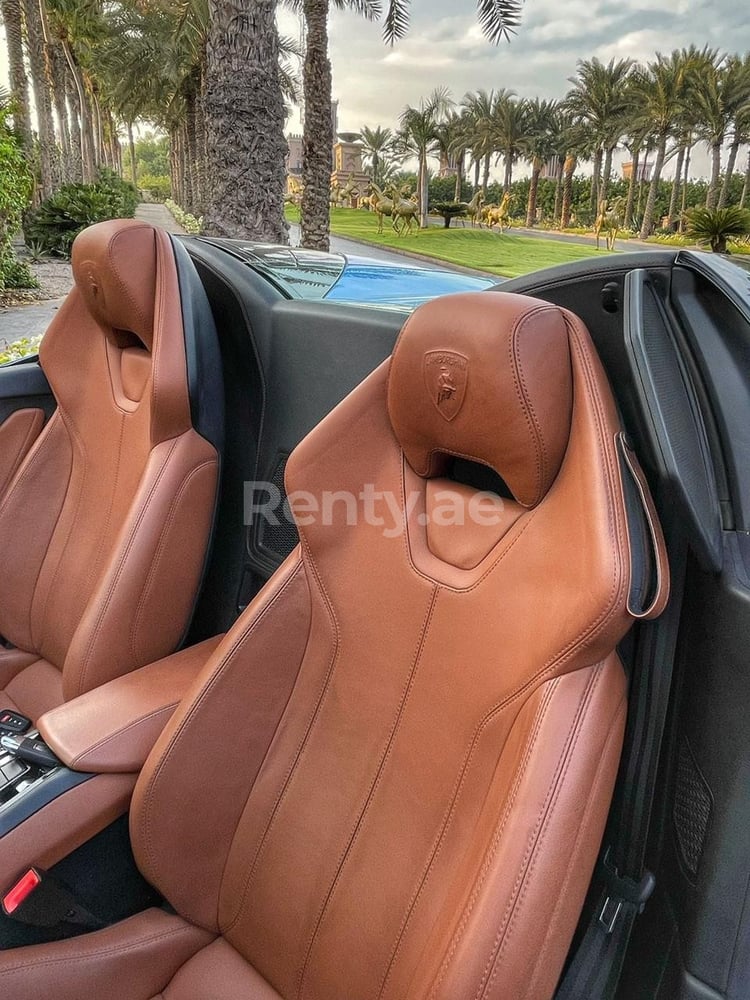 Azul Lamborghini Huracan Spyder en alquiler en Dubai 3