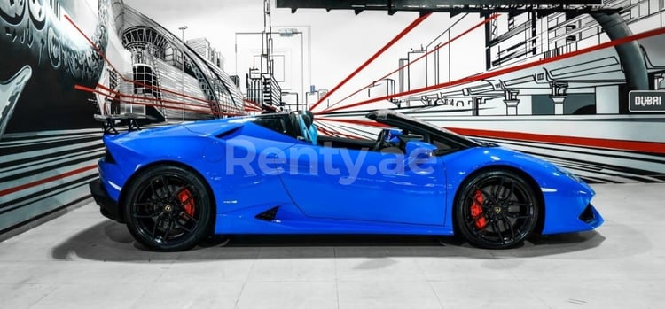 Blu Lamborghini Huracan spyder in affitto a Dubai 0