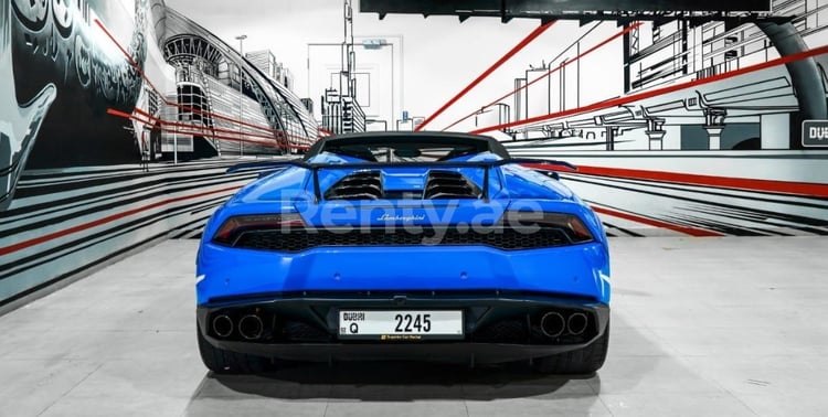 Bleue Lamborghini Huracan spyder en location à Abu-Dhabi 2