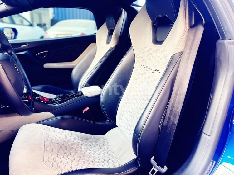 Azul Lamborghini Huracan Spyder en alquiler en Abu-Dhabi 0