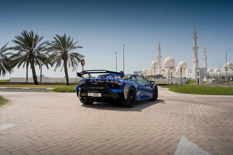 Blau Lamborghini Huracan STO zur Miete in Abu-Dhabi 2