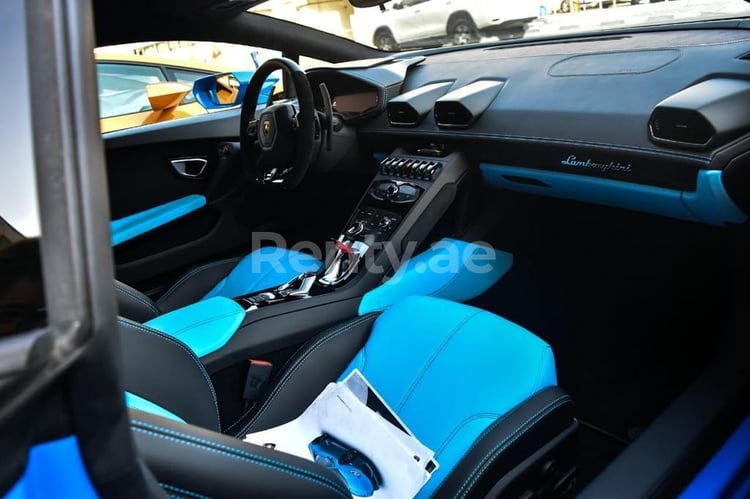 Blu Lamborghini Huracan in affitto a Abu-Dhabi 4