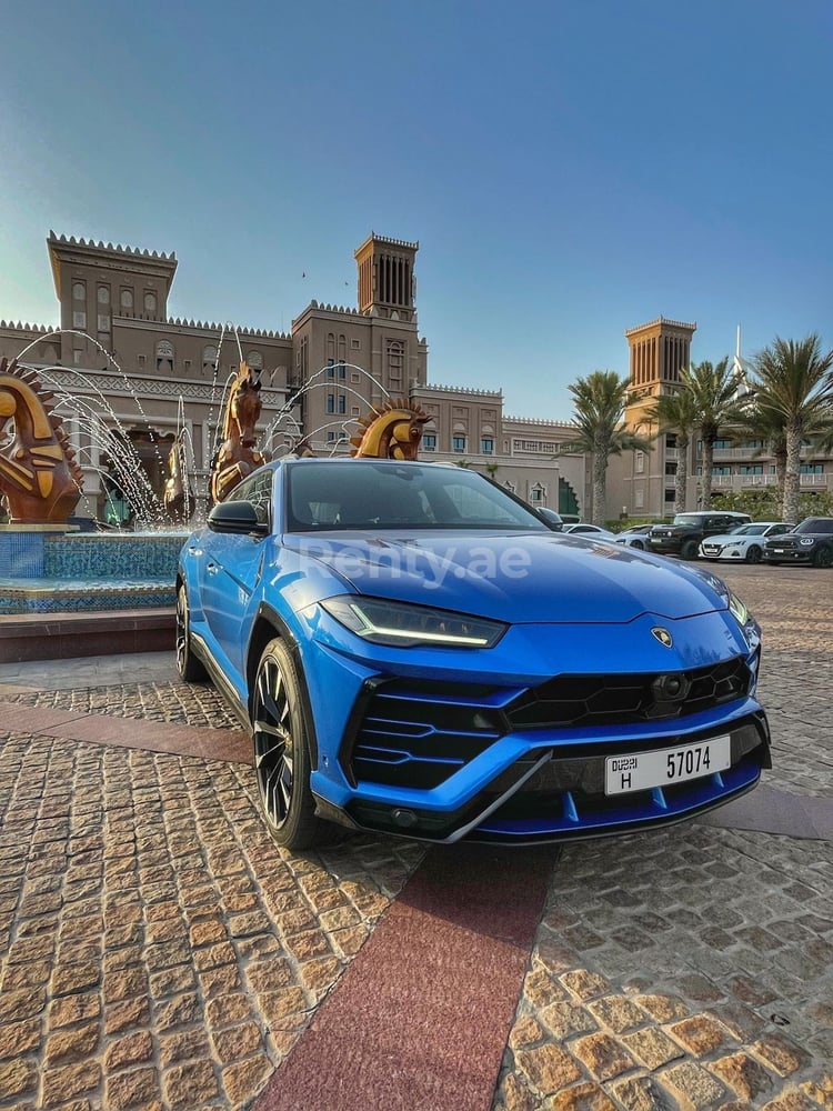 Bleue Lamborghini Urus en location à Abu-Dhabi 0