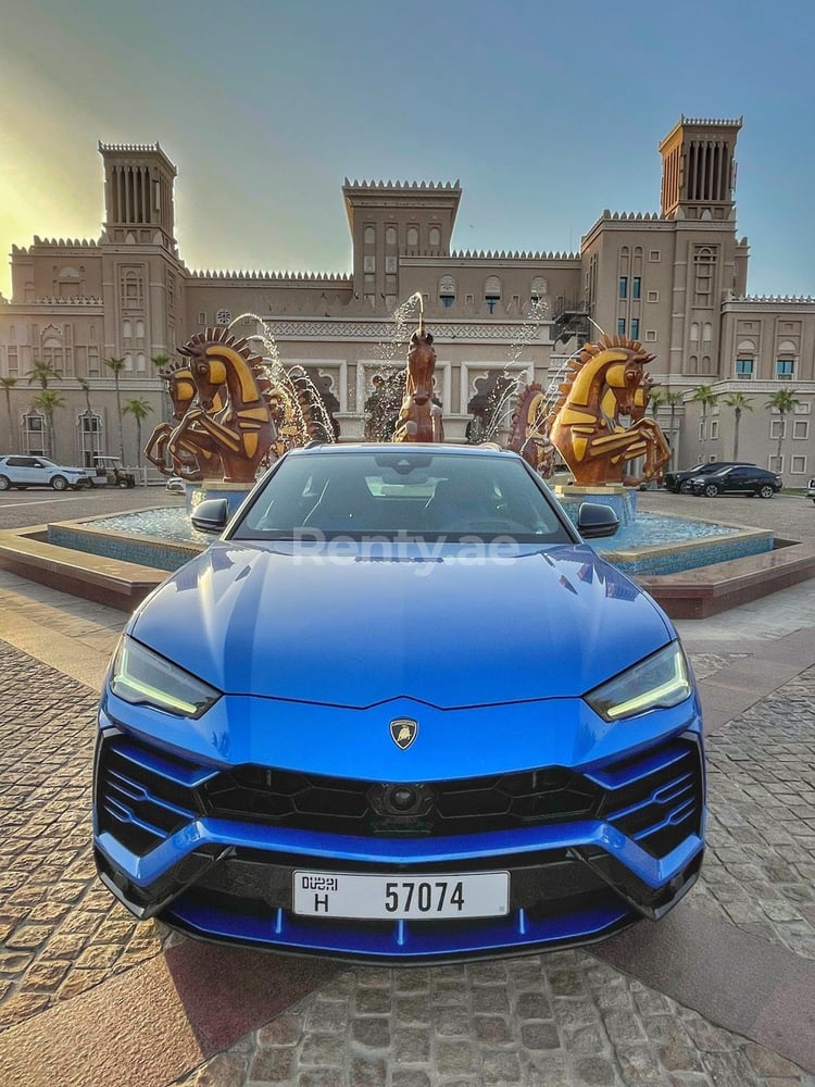 Bleue Lamborghini Urus en location à Abu-Dhabi 2