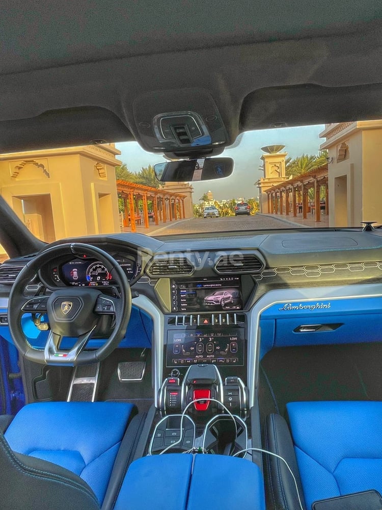 Bleue Lamborghini Urus en location à Abu-Dhabi 3