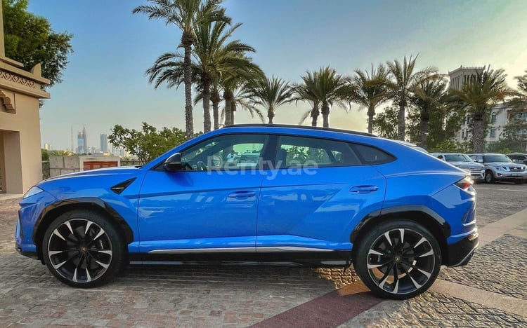 Blau Lamborghini Urus zur Miete in Dubai