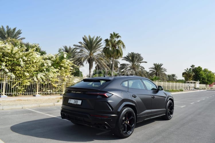 Schwarz Lamborghini Urus zur Miete in Abu-Dhabi 2