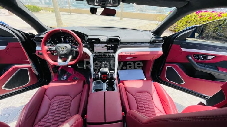 Blau Lamborghini Urus zur Miete in Dubai 0