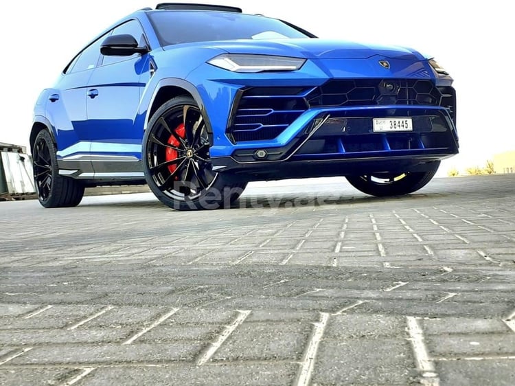 Azul Lamborghini Urus en alquiler en Dubai 0