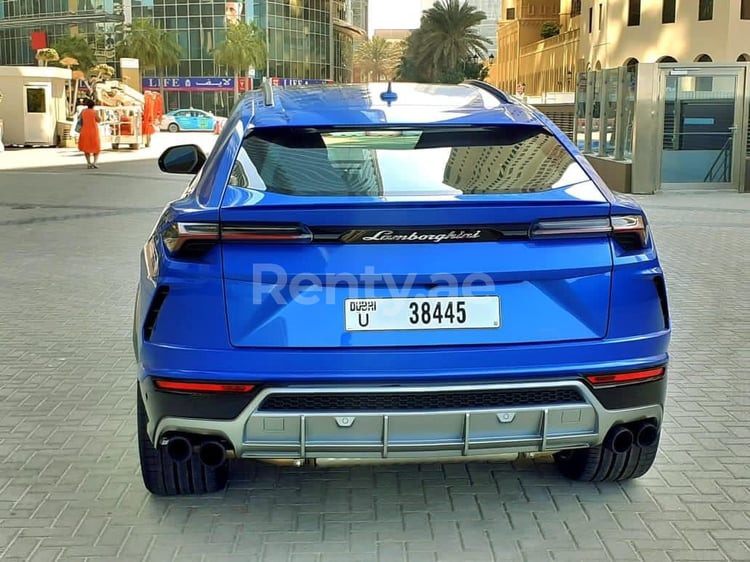 Azul Lamborghini Urus en alquiler en Dubai 2