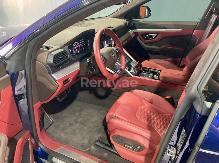 Bleue Lamborghini Urus en location à Abu-Dhabi 0