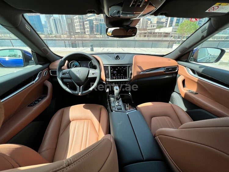 Blu Maserati Levante HYBRID 2022 in affitto a Sharjah 2