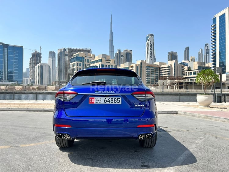 Blu Maserati Levante HYBRID 2022 in affitto a Dubai 5