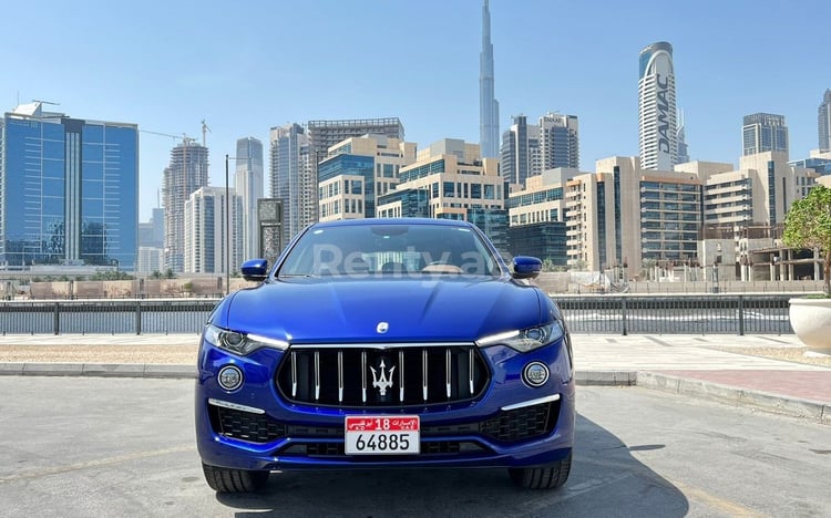 Blu Maserati Levante HYBRID 2022 in affitto a Dubai