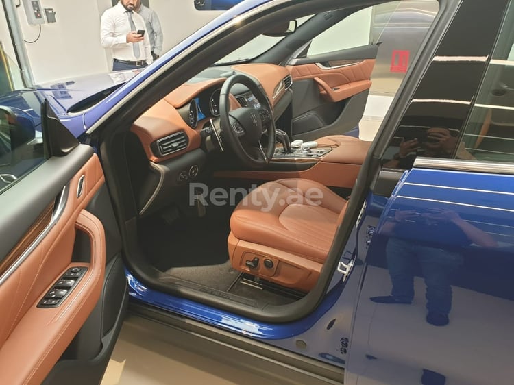 Azul Maserati Levante S en alquiler en Sharjah 1