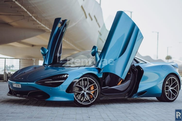 在迪拜租赁蓝色 McLaren 720 S Spyder 0