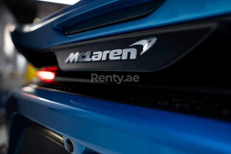 Blau Mclaren GT zur Miete in Sharjah 5