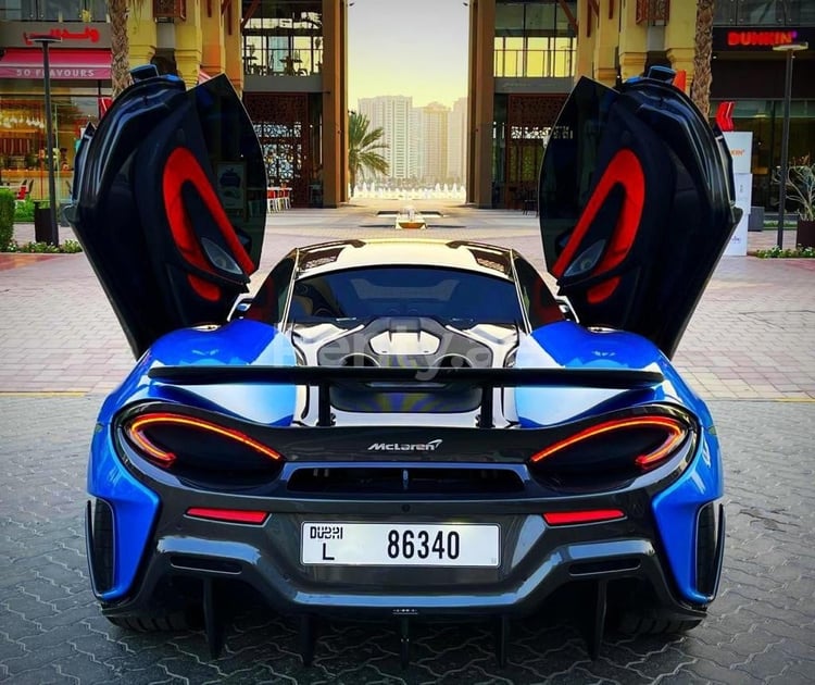 أزرق McLaren 600lt للإيجار في دبي 1