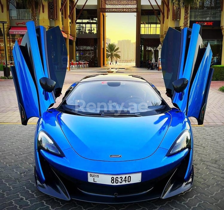 Azul McLaren 600lt en alquiler en Dubai 2