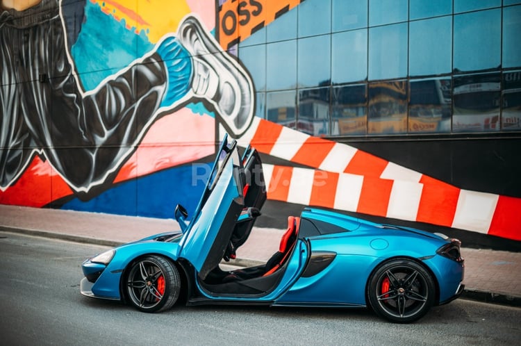 Blau McLaren 570S Spyder zur Miete in Dubai 4