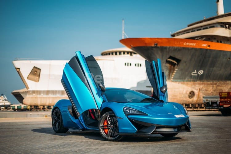 Синий McLaren 570S Spyder в аренду в Дубай 5