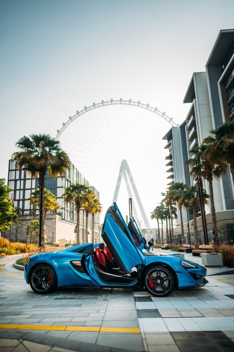 Azul McLaren 570S Spyder en alquiler en Sharjah 6