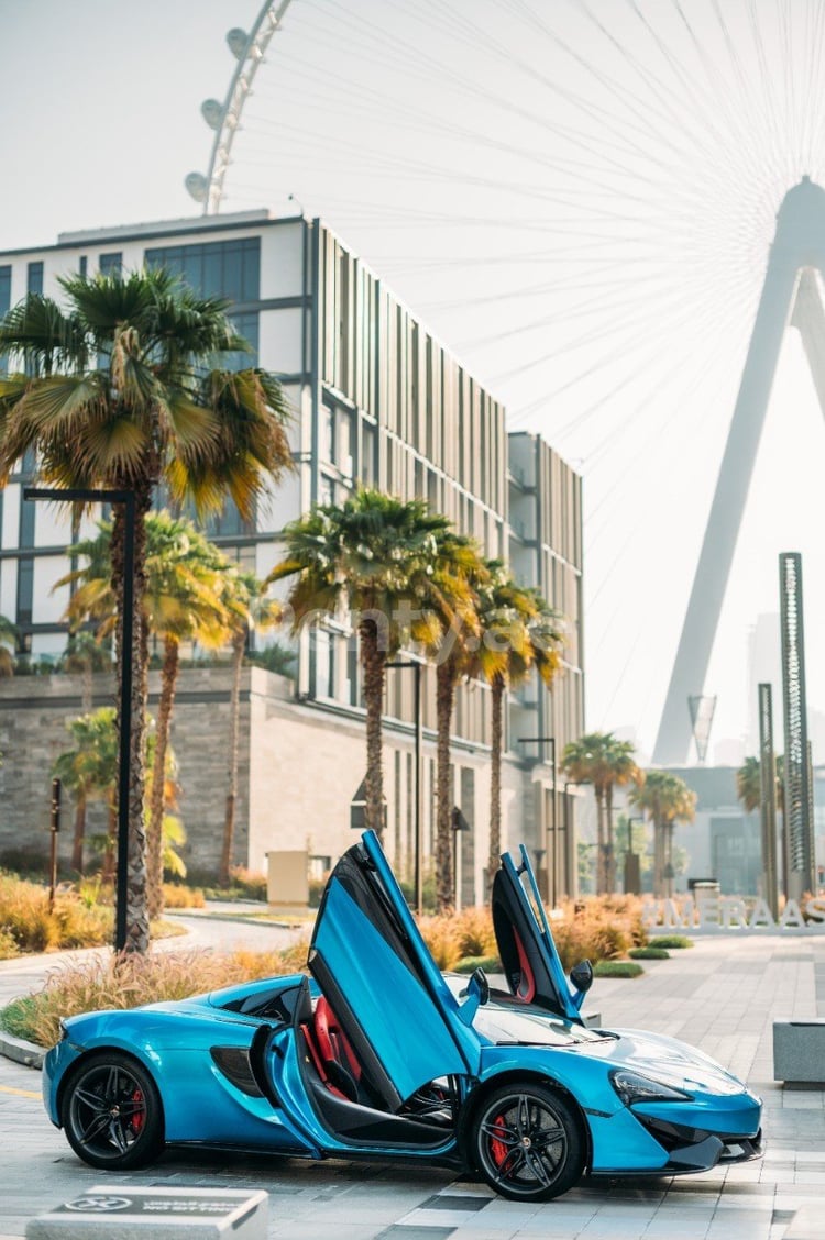 Blau McLaren 570S Spyder zur Miete in Dubai 7