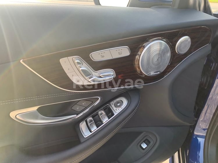 أزرق Mercedes C300 Class cabrio للإيجار في دبي 6