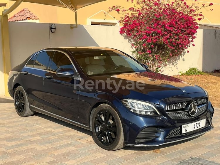 Bleue Mercedes C Class en location à Sharjah 3