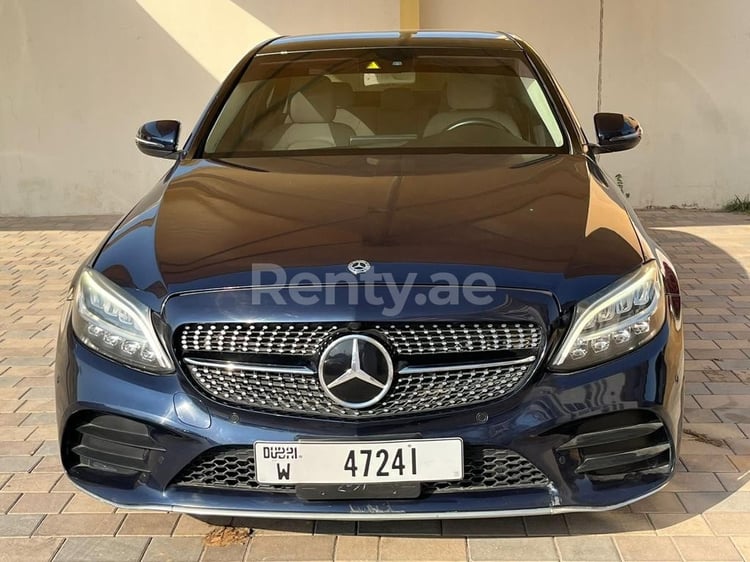 Bleue Mercedes C Class en location à Abu-Dhabi 4